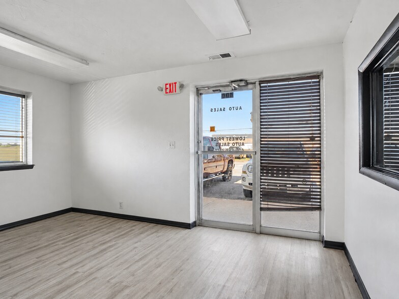 More Photos Of 400 N Macarthur Blvd, Oklahoma City Warehouse For Sale