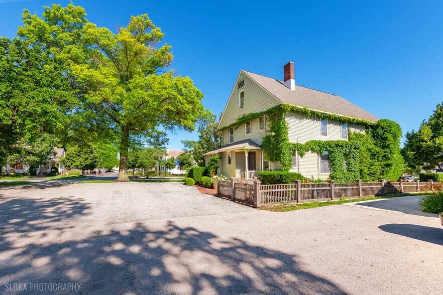 More Photos Of 428 W State St, Geneva Freestanding For Sale