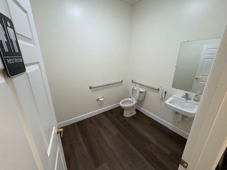 More Photos Of 9035 Americana Rd, Vero Beach Office For Sale