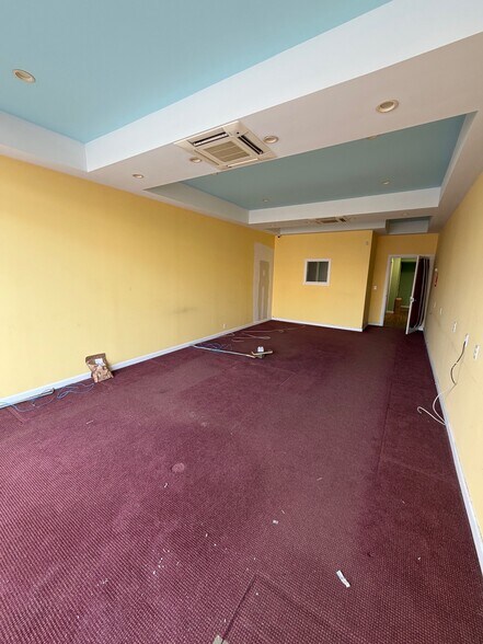 More Photos Of 12-18 W Carver St, Huntington Storefront Retail Office For Lease