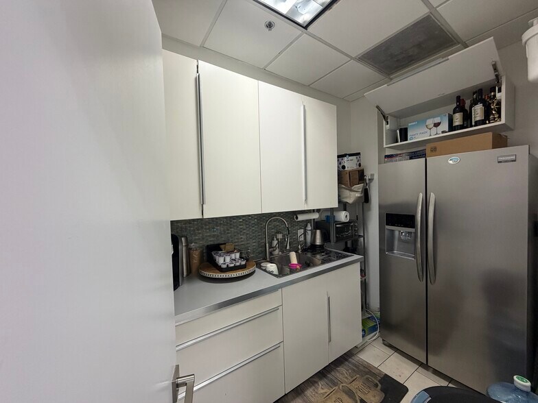 More Photos Of 7500 NW 25th St, Miami Office For Sale