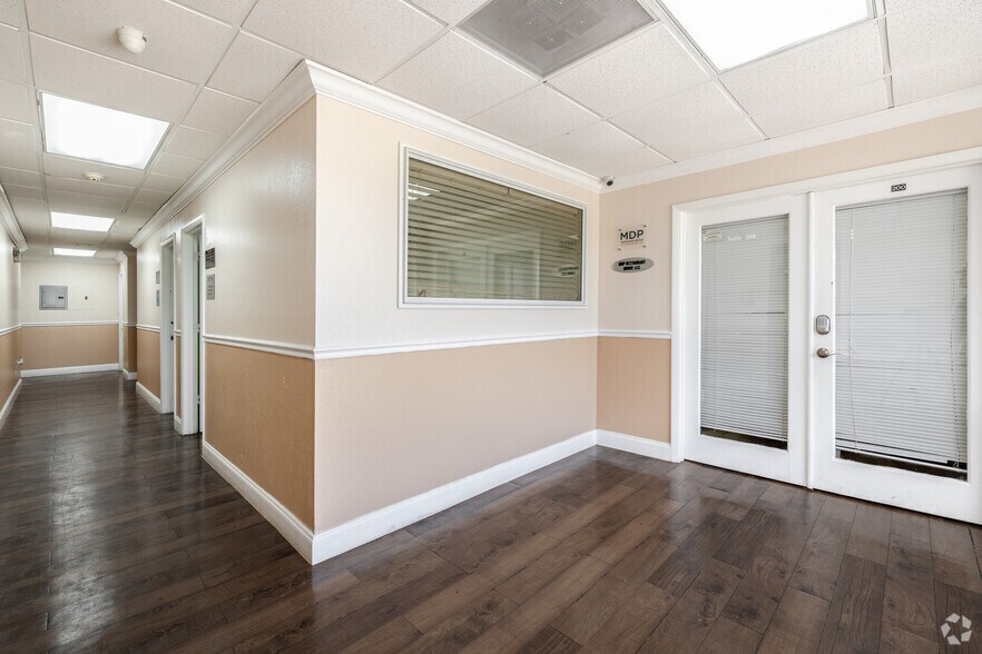 More Photos Of 1000-1026 Savage Ct, Longwood Showroom For Lease