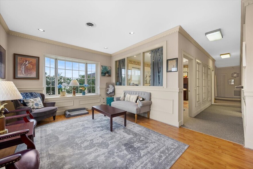 More Photos Of 121 NW Russell Rd, Abingdon Office For Sale