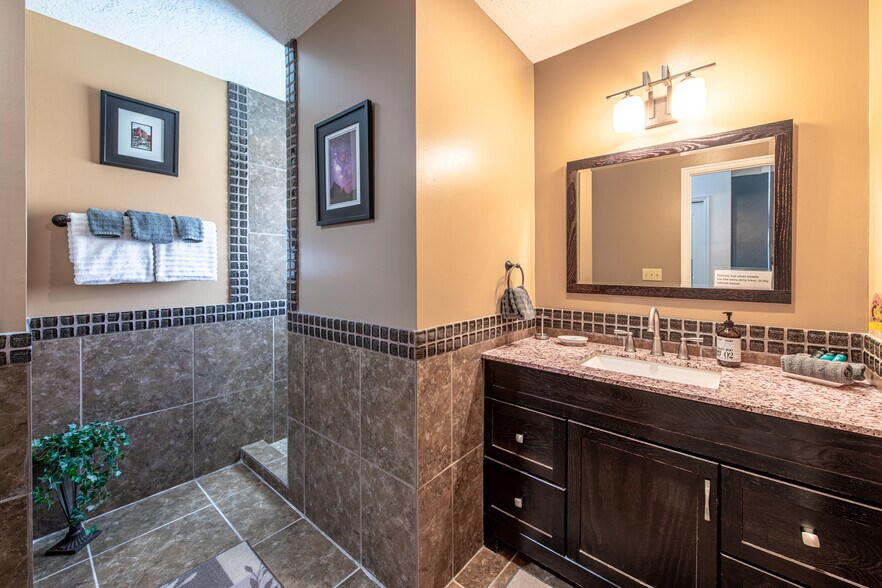 More Photos Of 29 Canyon View Dr, Springdale Hospitality For Sale
