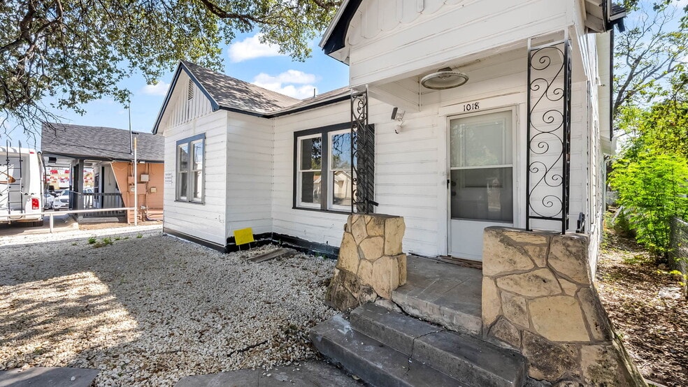 More Photos Of 1018 W Hildebrand Ave, San Antonio Storefront Retail Office For Lease