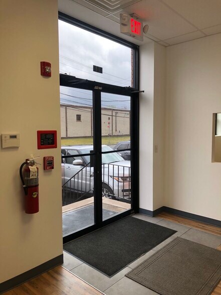 More Photos Of 746 Gotham Pkwy, Carlstadt Warehouse For Lease