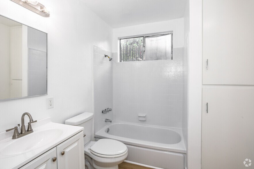 More Photos Of 533-535 W 75th St, Los Angeles Apartments For Sale