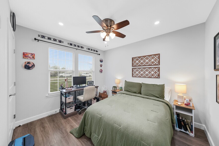 More Photos Of 3027 Poppy St, Needville Apartments For Sale