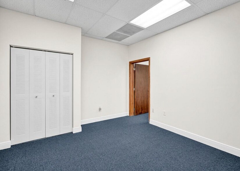 More Photos Of 8111-8119 NW 33rd St, Miami Warehouse For Sale