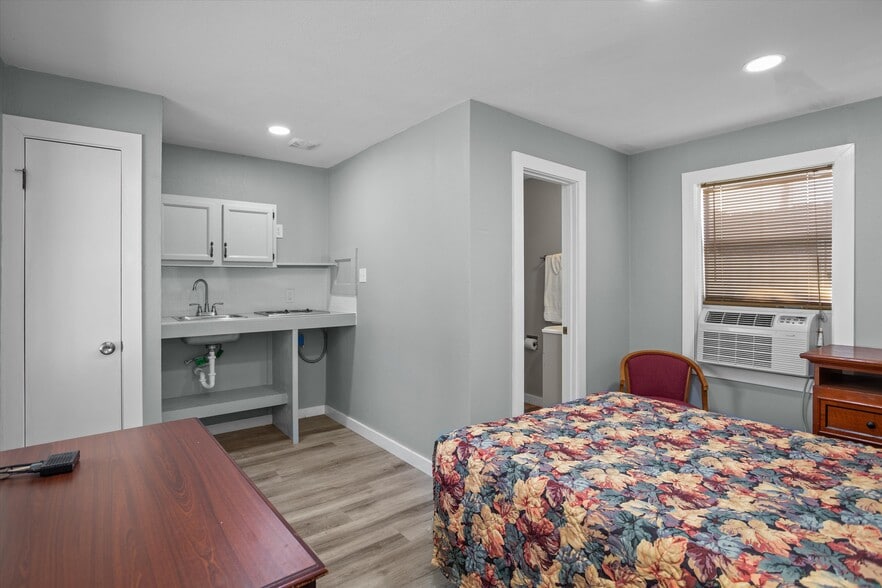 More Photos Of 1706 S 1st St, Lufkin Hotel For Sale