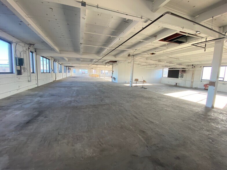 More Photos Of 135 E Howard St, Quincy Warehouse For Lease