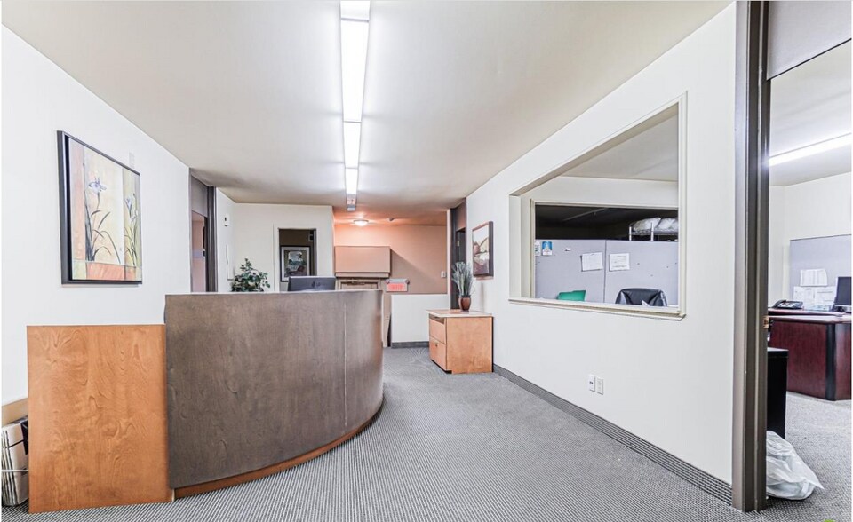 More Photos Of 2100 Boul René-Gaultier, Varennes Service Station For Sale