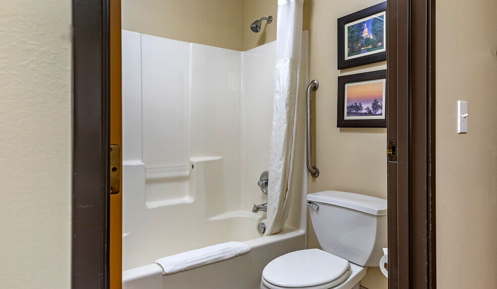 More Photos Of 9742 Woodlane Dr, Dimondale Hotel For Sale