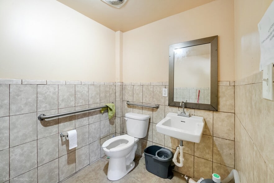 More Photos Of 2381-2389 NW 54th St, Miami Freestanding For Lease