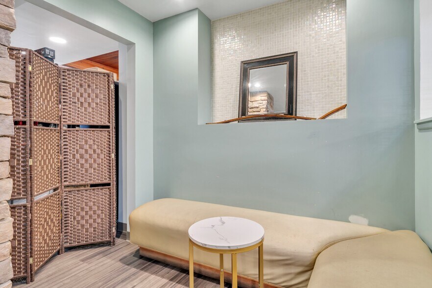 More Photos Of 2601 Franklin Rd, Roanoke Freestanding For Sale