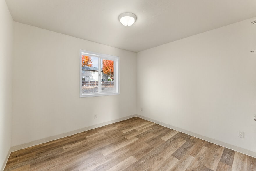 More Photos Of 132 NE Rifle Range St, Roseburg Apartments For Sale