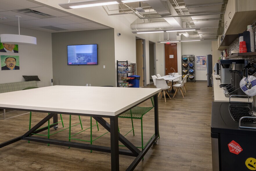 More Photos Of 15725 Dallas Pky, Addison Office Residential For Lease