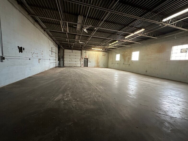 More Photos Of 1545-1549 Burgundy Pky, Streamwood Showroom For Lease