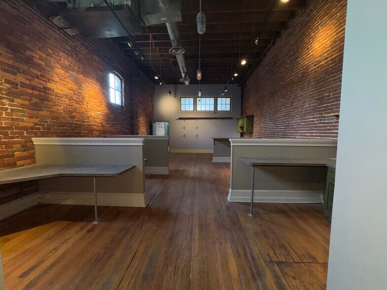 More Photos Of 390 S Main St, Memphis Office For Sale