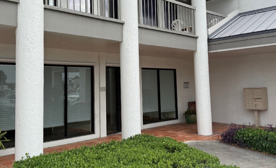 More Photos Of 957-975 SE Federal Hwy, Stuart Storefront For Lease