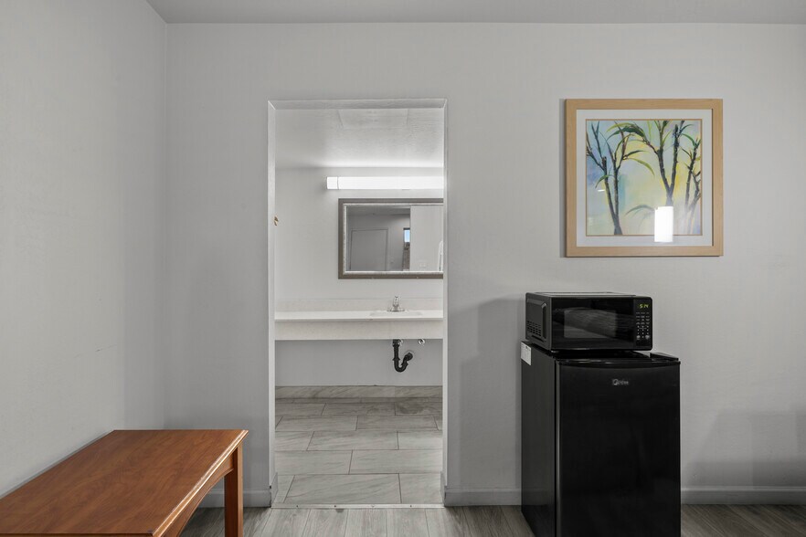 More Photos Of 4021 N 27th Ave, Phoenix Hotel For Sale