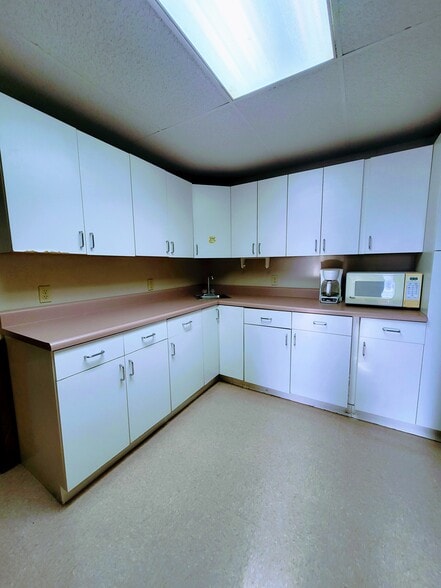 More Photos Of 2614 SW Lee Blvd, Lawton Office For Sale