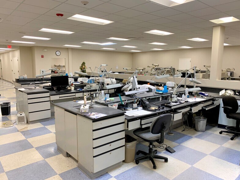 More Photos Of 370 Crossways Park Dr, Woodbury Distribution For Lease