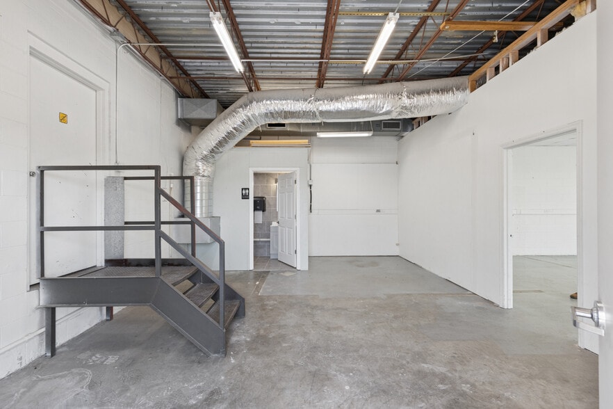 More Photos Of 216 Hartmann Dr, Lebanon Distribution For Lease