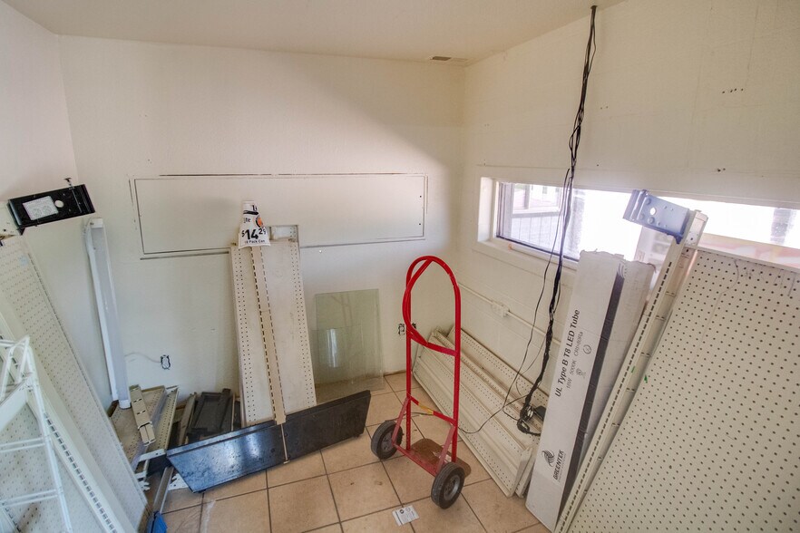 More Photos Of 406 W Carpenter St, Jerseyville Flex For Sale