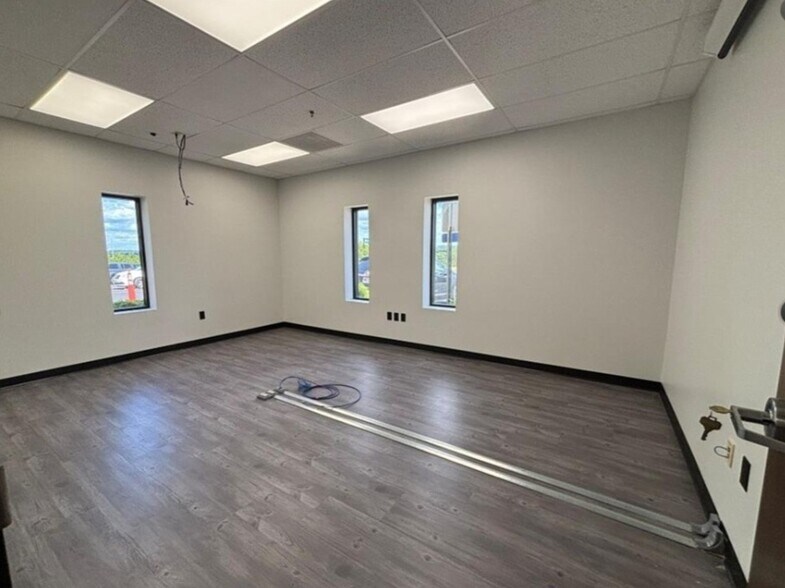 More Photos Of 61501 Southgate Rd, Cambridge Office For Lease