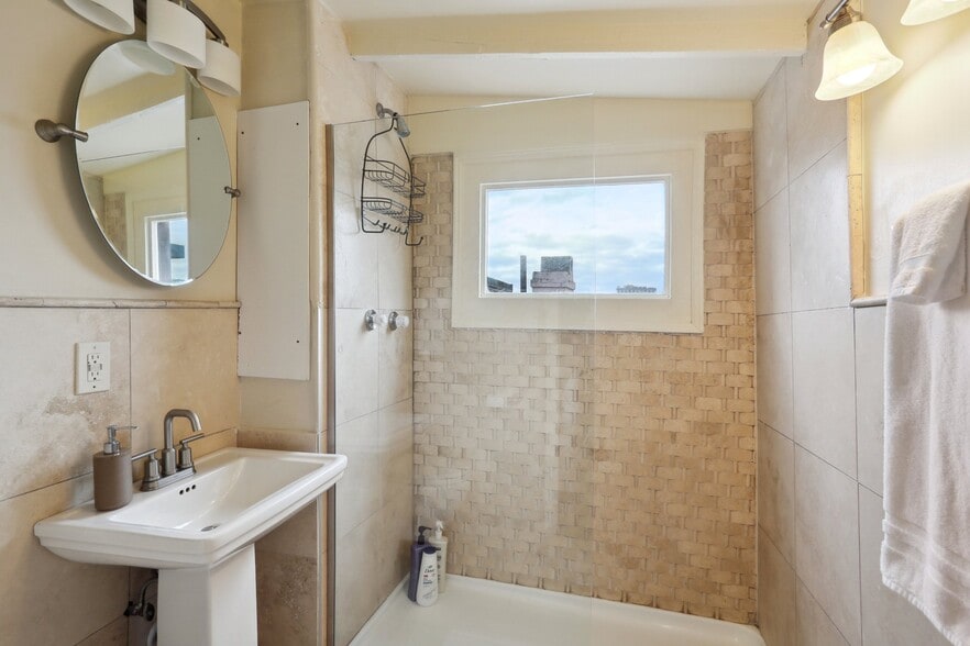 More Photos Of 842 Camp St, New Orleans Specialty For Sale