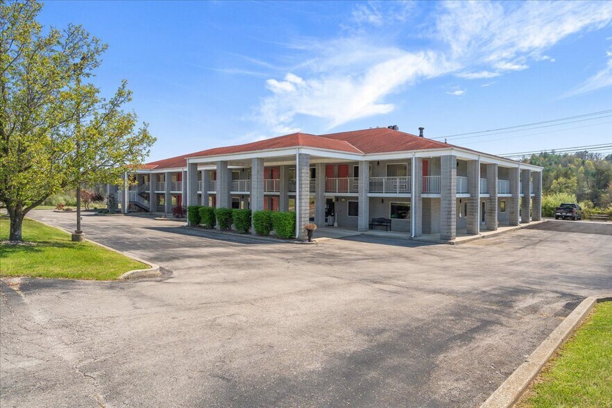 Primary Photo Of 182 Quillen Chapel Service Rd, Campton Hotel For Sale