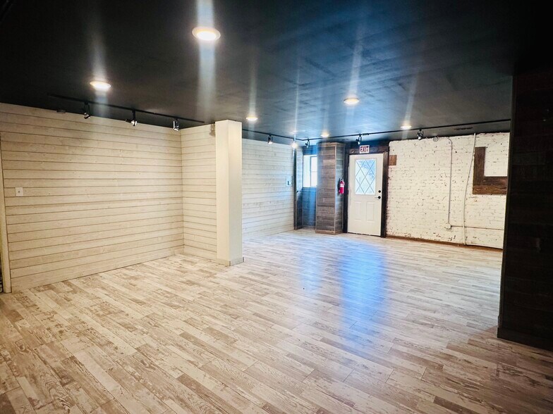 More Photos Of 103 N College Ave, Newton General Retail For Lease
