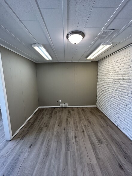 More Photos Of 1001 Croxton Ave, Bloomington Research And Development For Lease