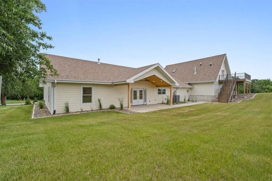 More Photos Of 1805 S 8th Ave E, Newton Specialty For Sale
