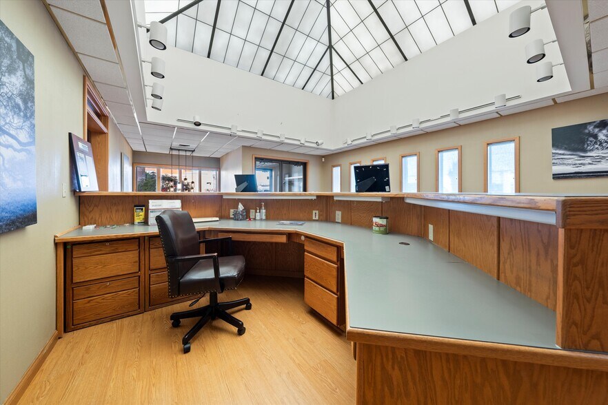 More Photos Of 100 E Broadway Ave, Moses Lake Office For Sale