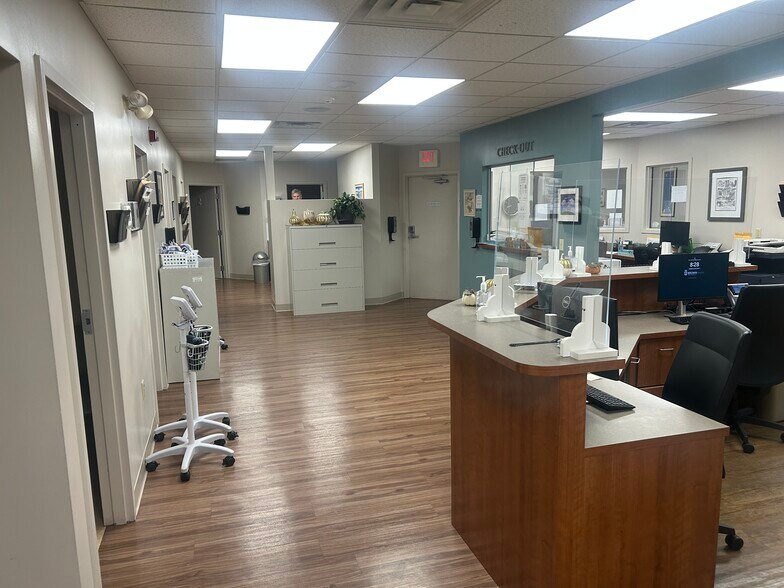 More Photos Of 6 Blackstone Valley Pl, Lincoln Medical For Sale