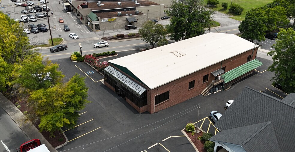 Primary Photo Of 437 E Main St, Gallatin Medical For Lease