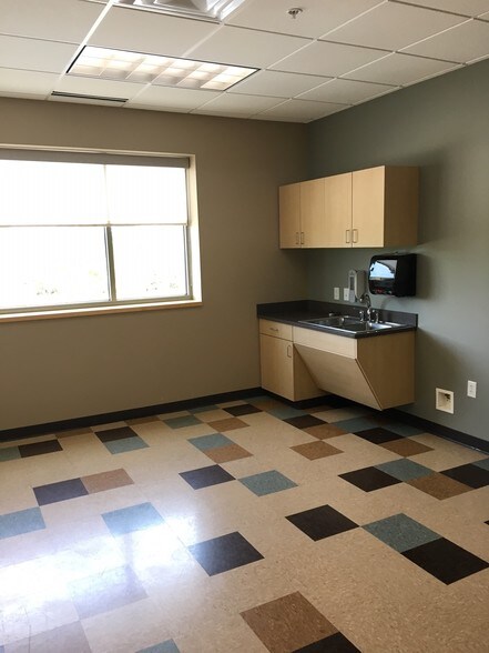More Photos Of 1449 NW 128th St, Clive Office For Sale
