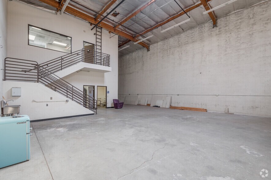 More Photos Of 1364 E 15th St, Los Angeles Warehouse For Sale