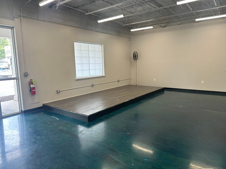 More Photos Of 9220 Park West Blvd, Knoxville Freestanding For Lease
