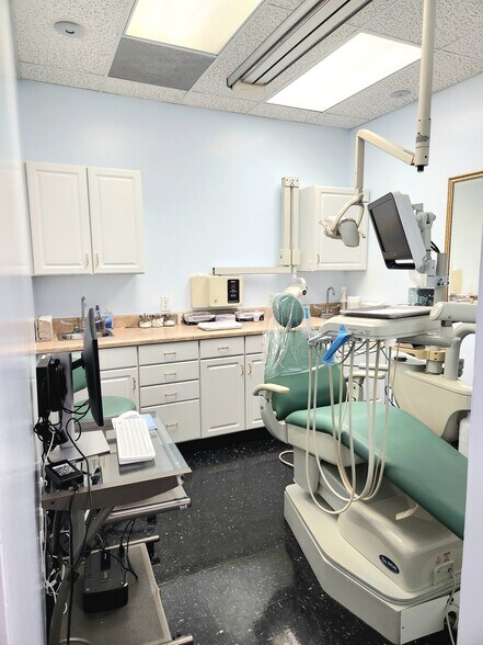 More Photos Of 681 Goodlette Rd N, Naples Medical For Lease