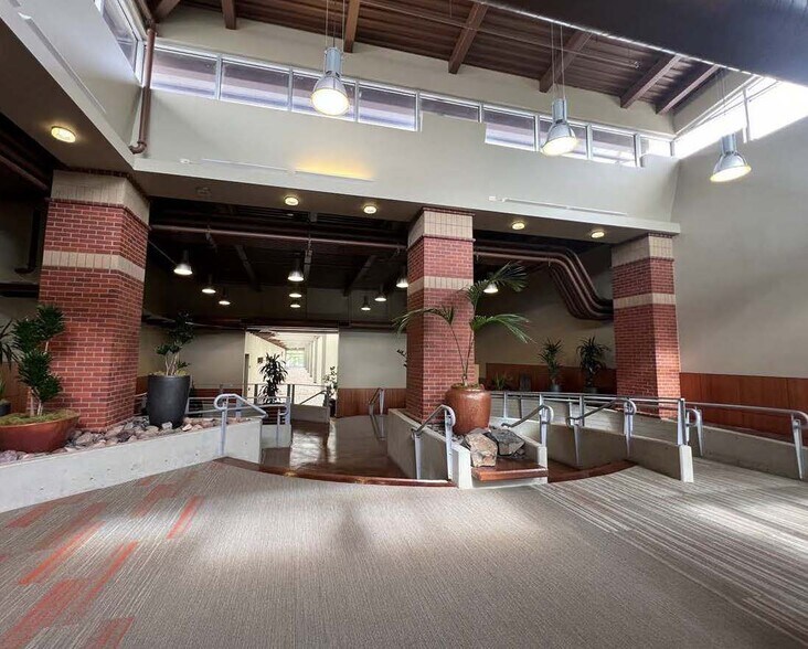 More Photos Of 4600 25th Ave NE, Salem Office For Lease