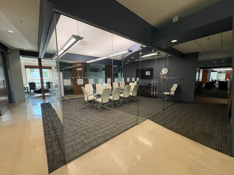More Photos Of 2701 E Camelback Rd, Phoenix Office For Lease