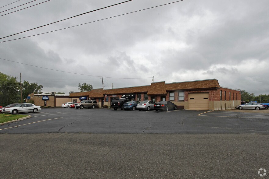 Primary Photo Of 3047 Bartold Ave, Maplewood Warehouse For Lease