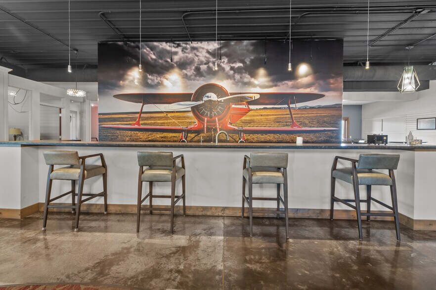 More Photos Of 2492 Crest Dr, Lake Geneva Office For Sale