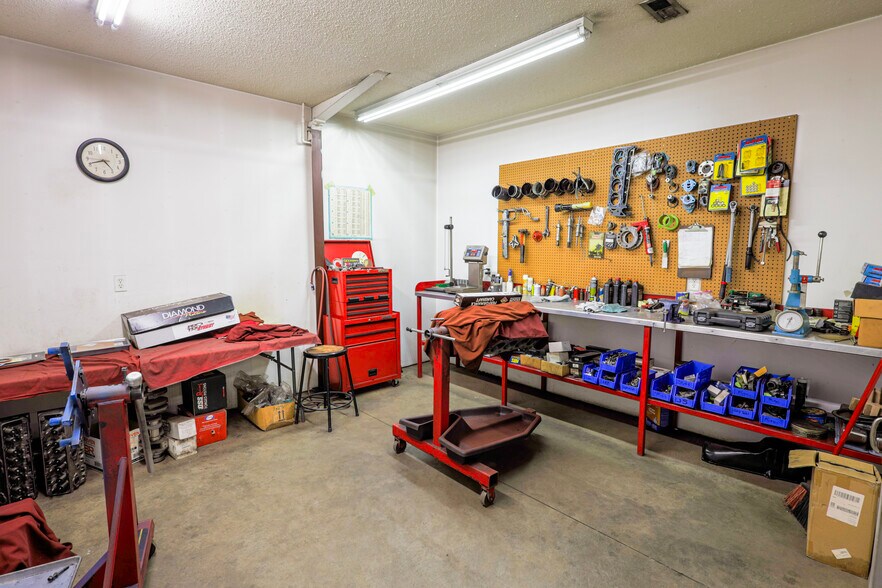 More Photos Of 1111 Mount Tabor Rd, Hartselle Showroom For Sale
