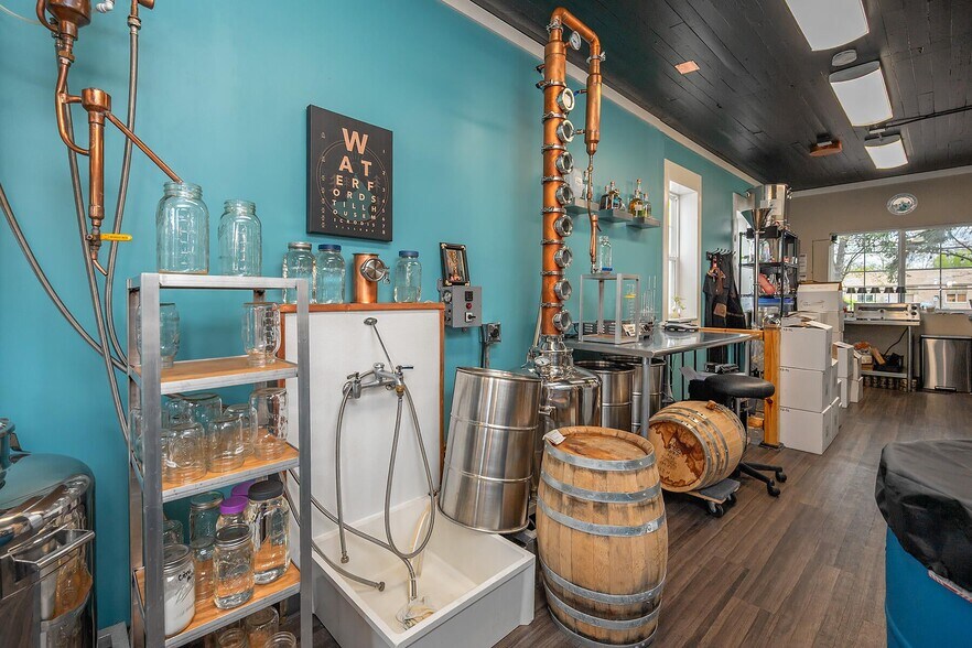 More Photos Of 228 E Main St, Waterford Bar For Sale