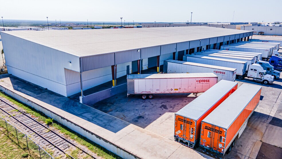 More Photos Of 13806 N Unitec Dr, Laredo Warehouse For Lease