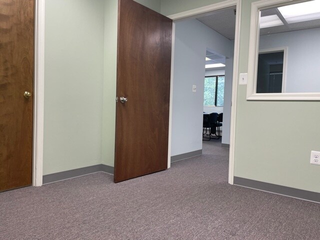 More Photos Of 503 Carlisle Dr, Herndon Flex For Lease